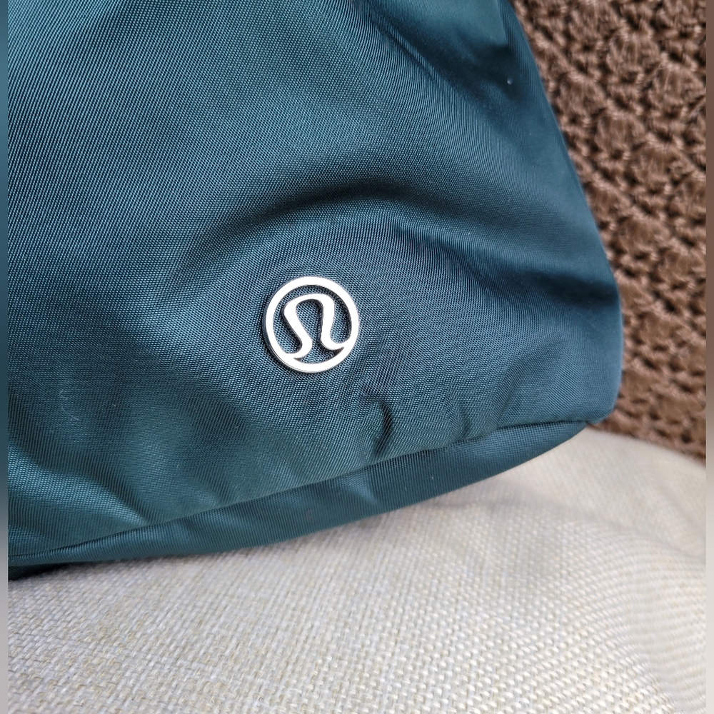 NWOT- Lululemon Gym Shoulder/City Bag - Picture 3 of 16